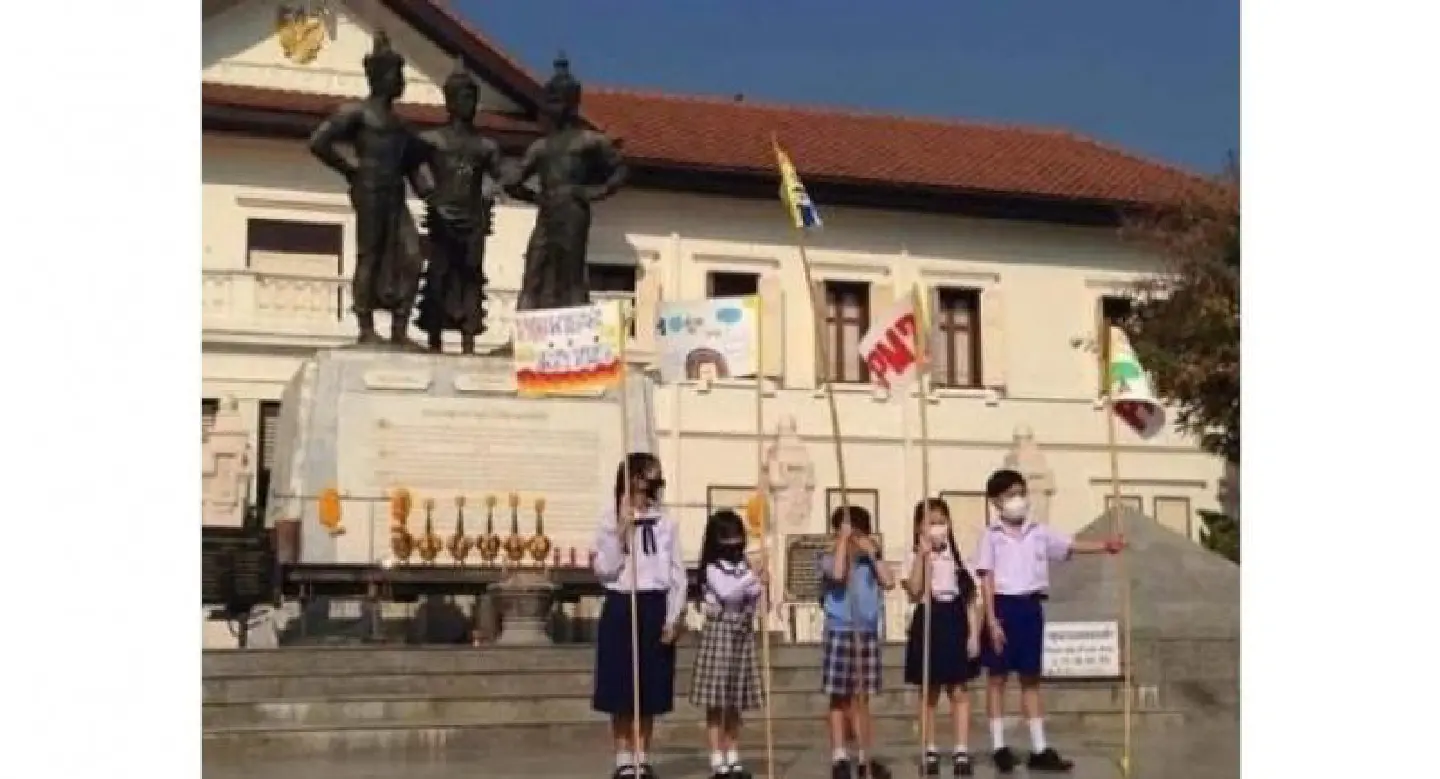 Chiang Mai kids hoist anti-smog flag, demanding action Chiang Mai kids hoist anti-smog flag, demanding action