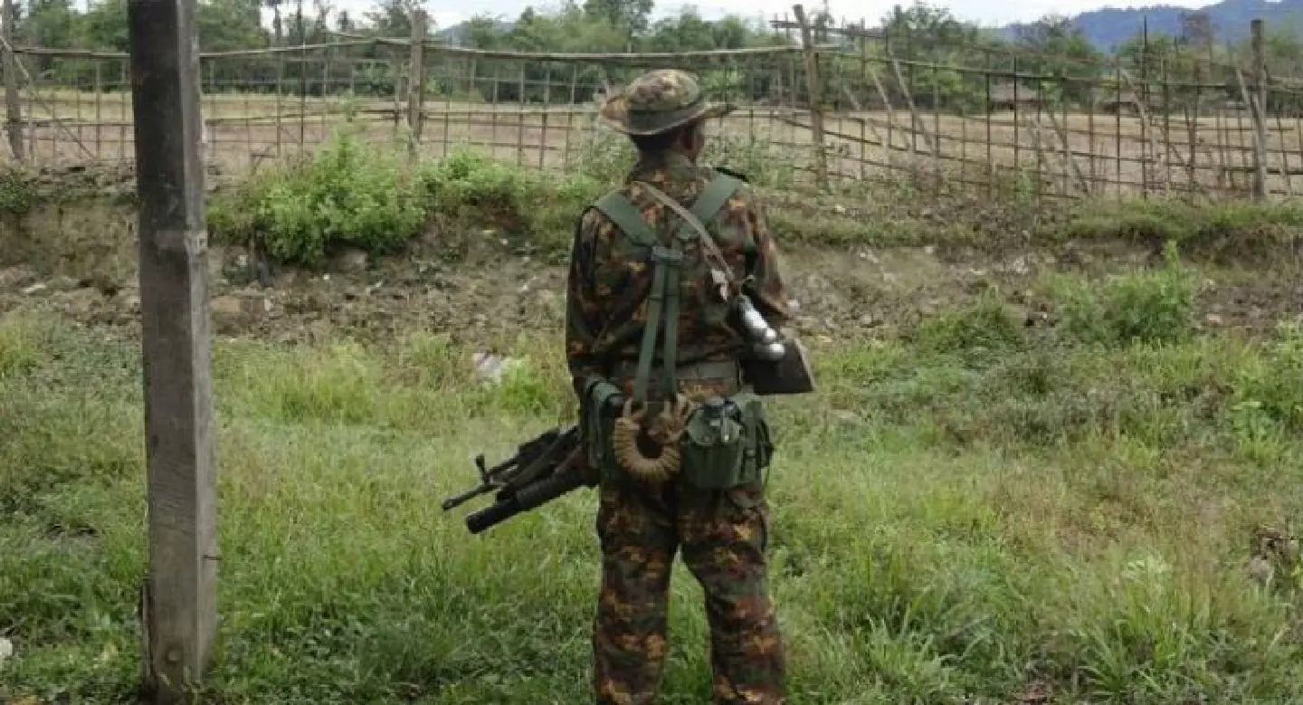 Bangladesh returns 'lost' Myanmar soldier