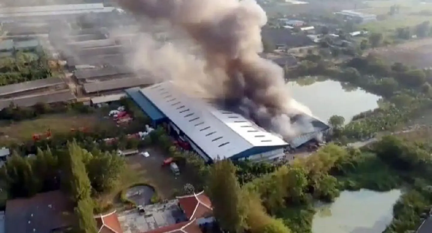 Fire engulfs Chon Buri textile factory Fire engulfs Chon Buri textile factory