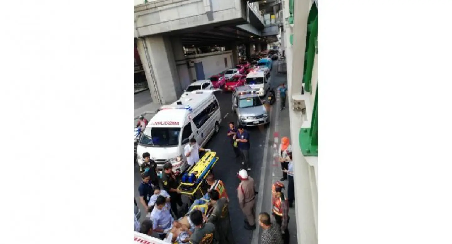 Driver hurt as van ploughs into Udomsuk Skytrain steps Driver hurt as van ploughs into Udomsuk Skytrain steps
