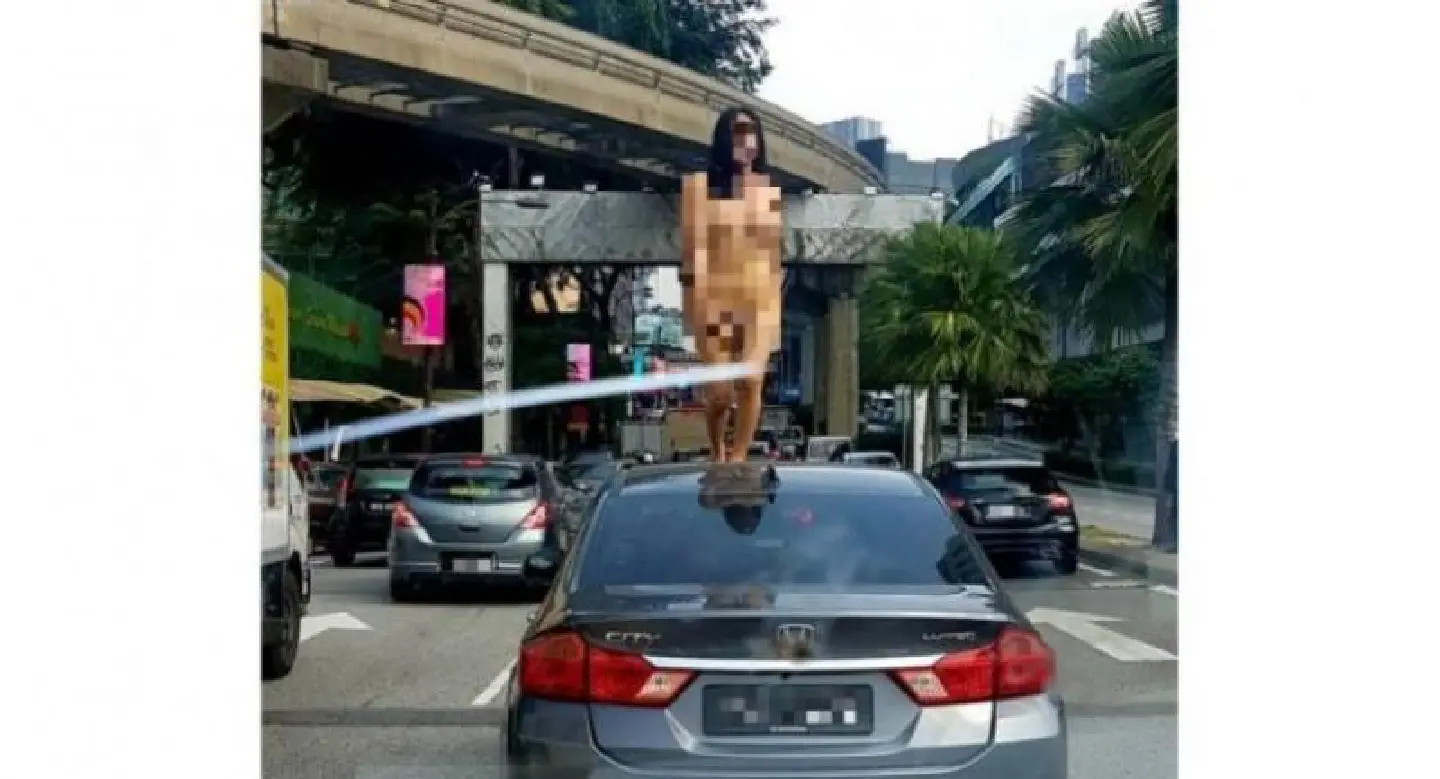 Video : Transgender goes stark naked in Bukit Bintang