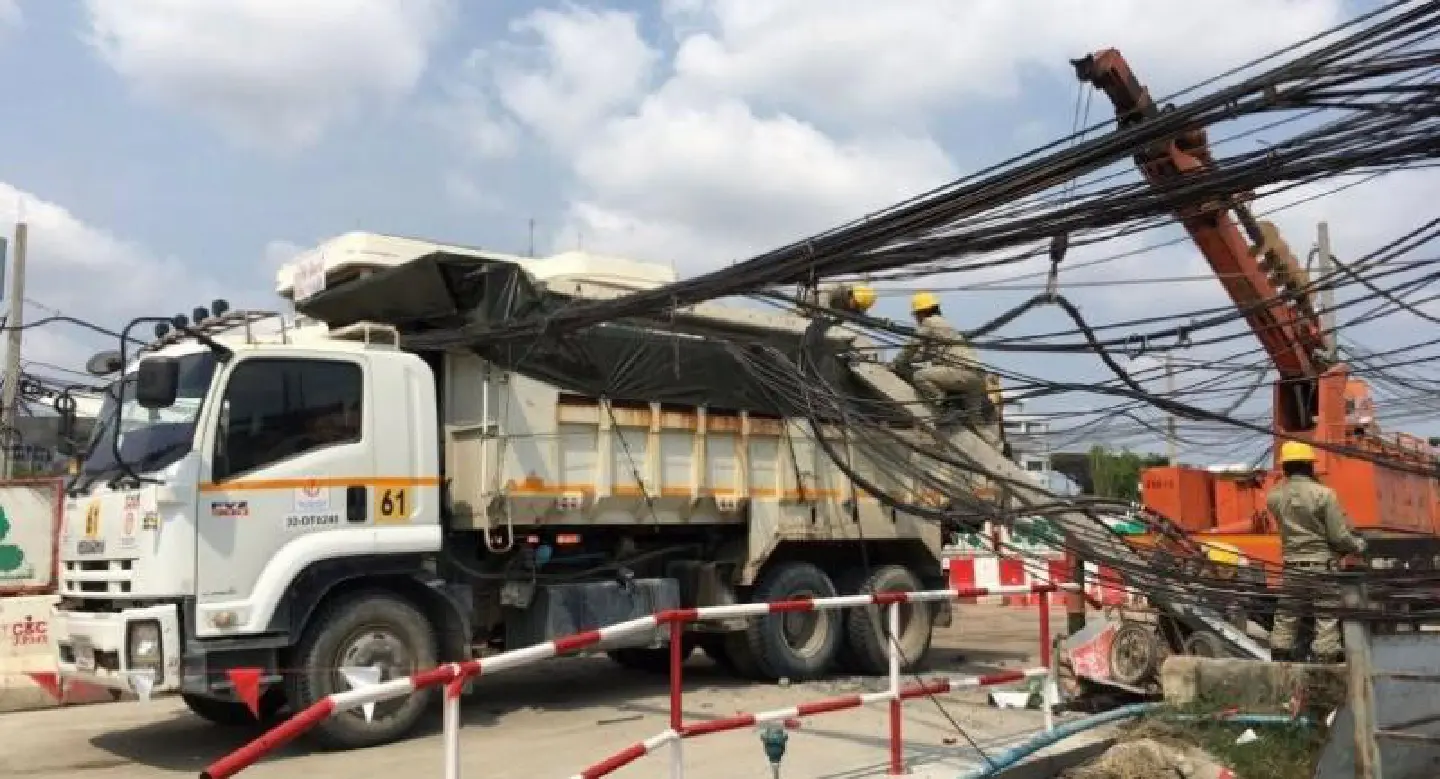 Tangled truck blacks out Bangkok neighbourhood