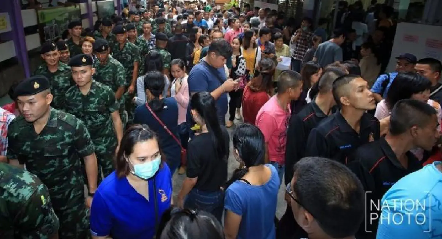 Advance polls draw thousands despite heat Advance polls draw thousands despite heat