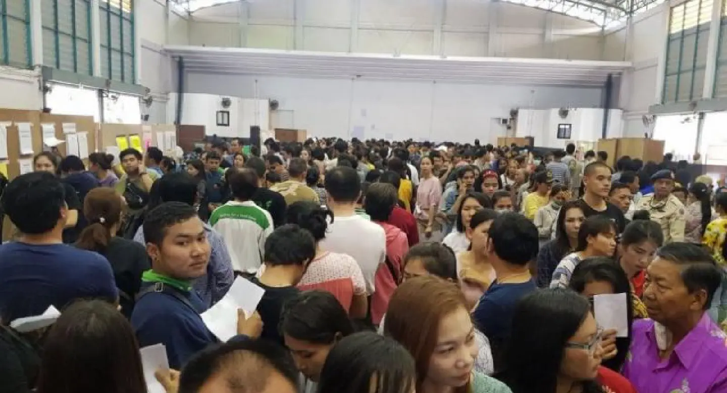 Bangkokians turn out for advance voting Bangkokians turn out for advance voting