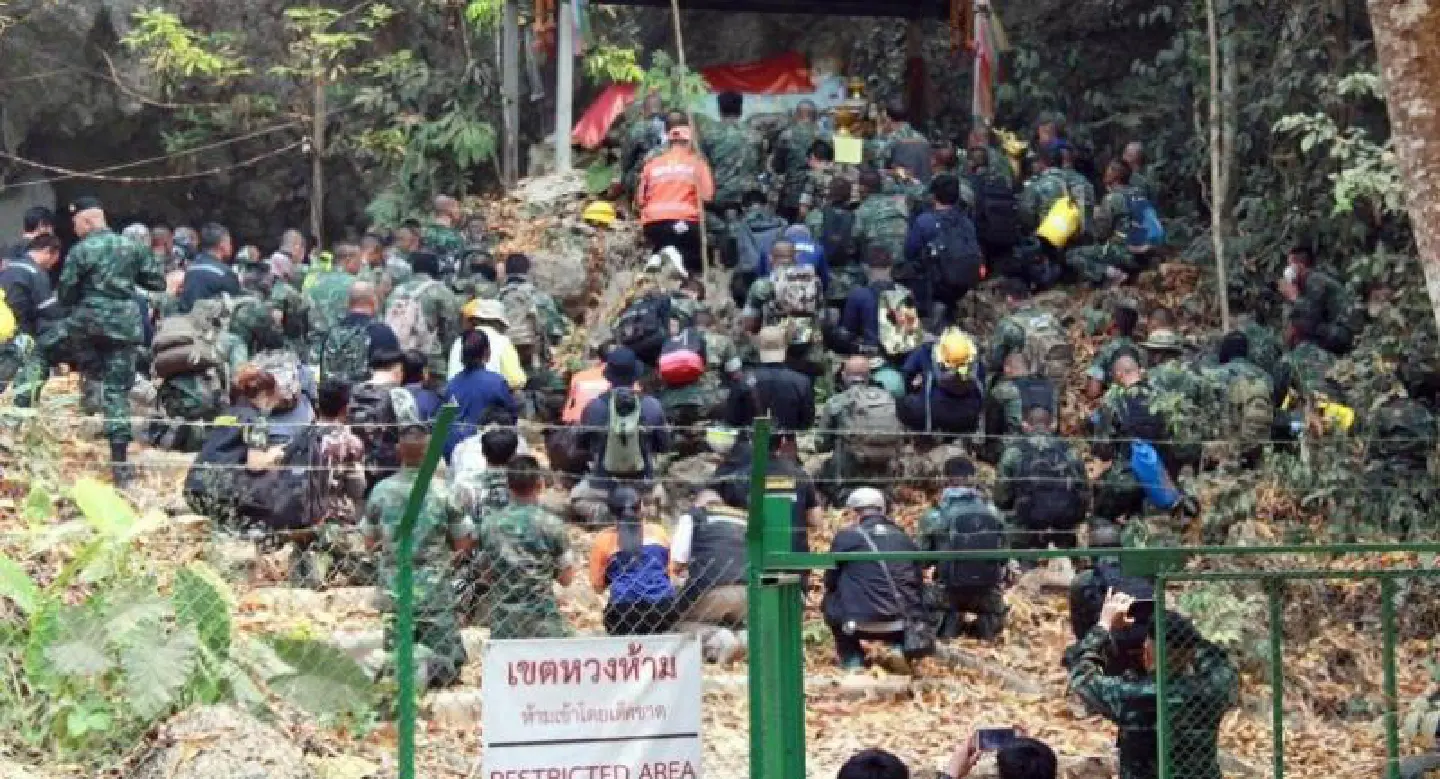 Navy SEALs re-enter Tham Luang Cave in equipment retrieval operation