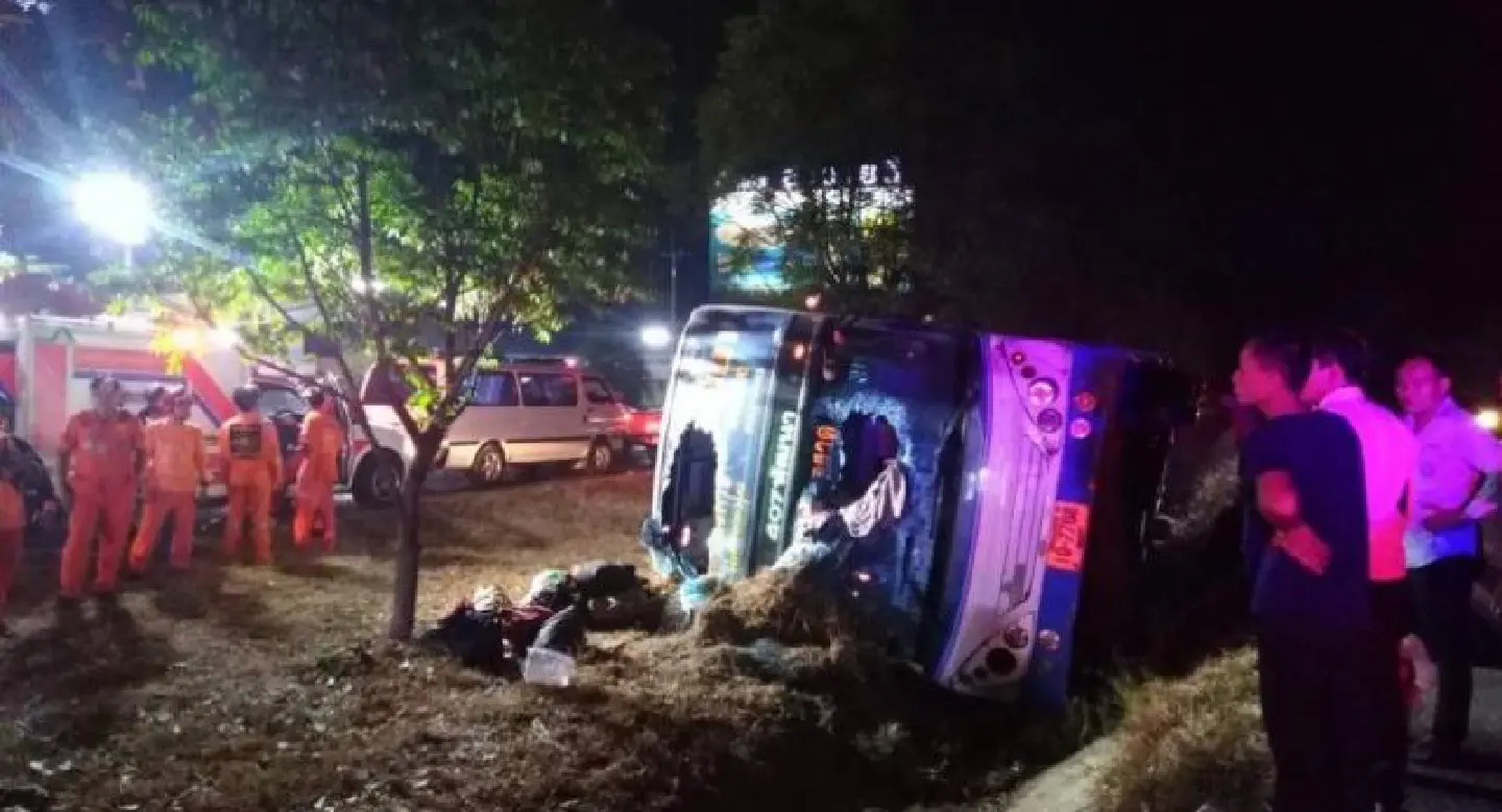Bus flips in Nakhon Ratchasima, 31 hurt