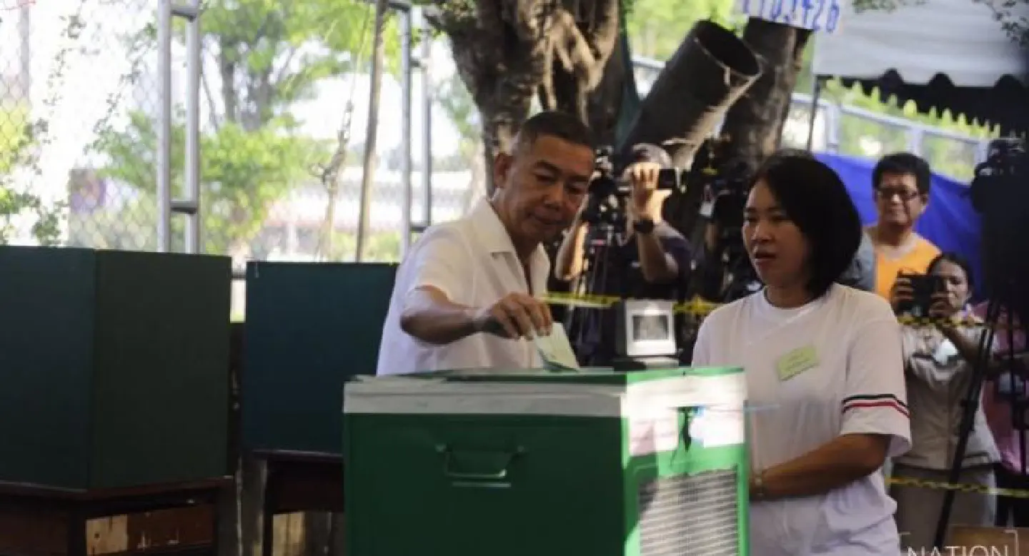 Army chief, family cast their votes Army chief, family cast their votes