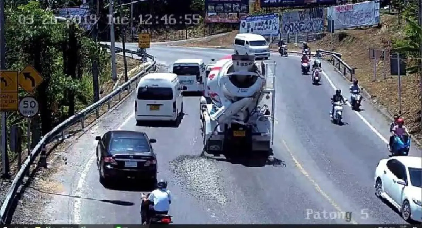 Cement truck company fined after dropping mortar on Patong Hill Cement truck company fined after dropping mortar on Patong Hill