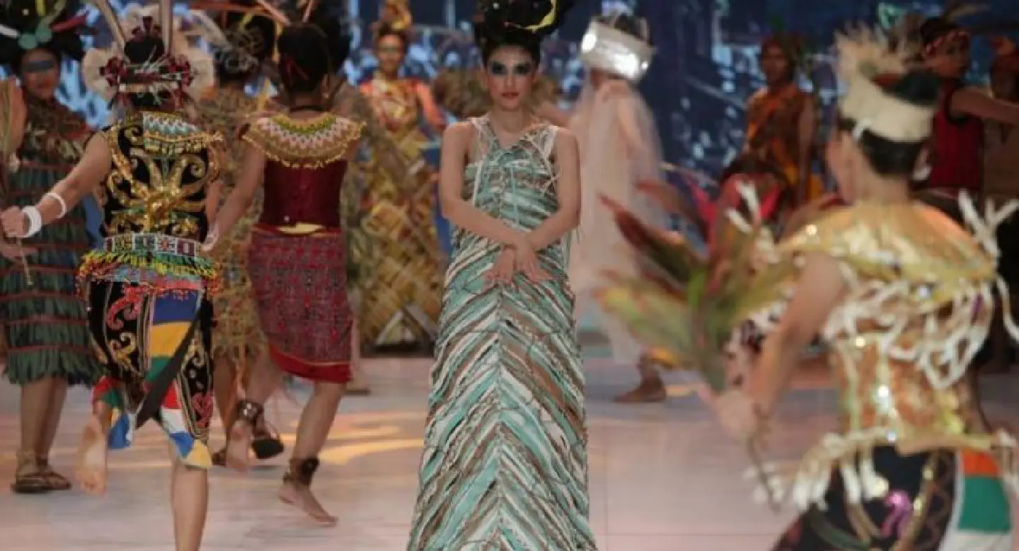 Indonesian Fashion Week designers use plastic waste as materials