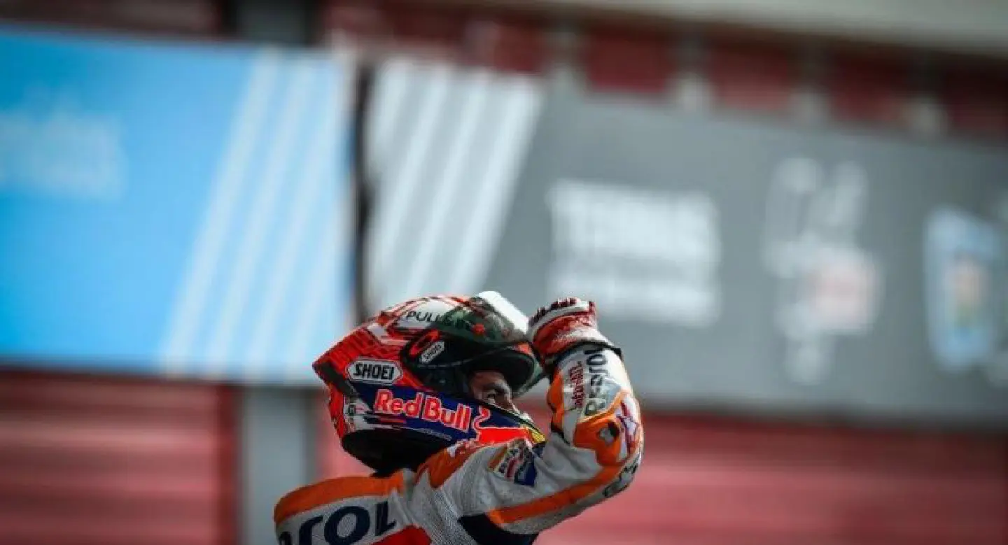 Marquez dominates ahead of a Rossi vs Dovi last lap duel Marquez dominates ahead of a Rossi vs Dovi last lap duel