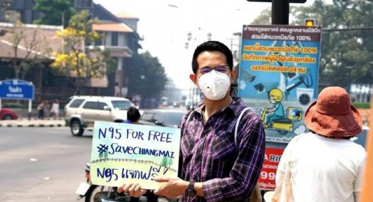 Good Samaritans hand out thousands of N95 face masks in smog-bound Chiang Mai