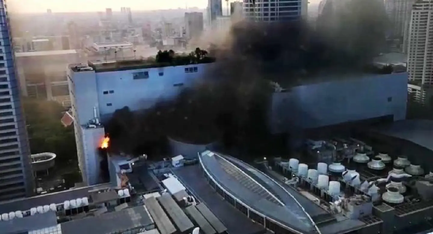 Latest : Two killed from fire at shopping mall in heart of Bangkok, says Bangkok governor