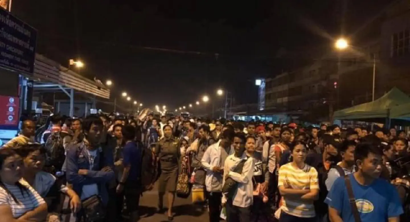 Thousands line up to go home for Songkran Thousands line up to go home for Songkran