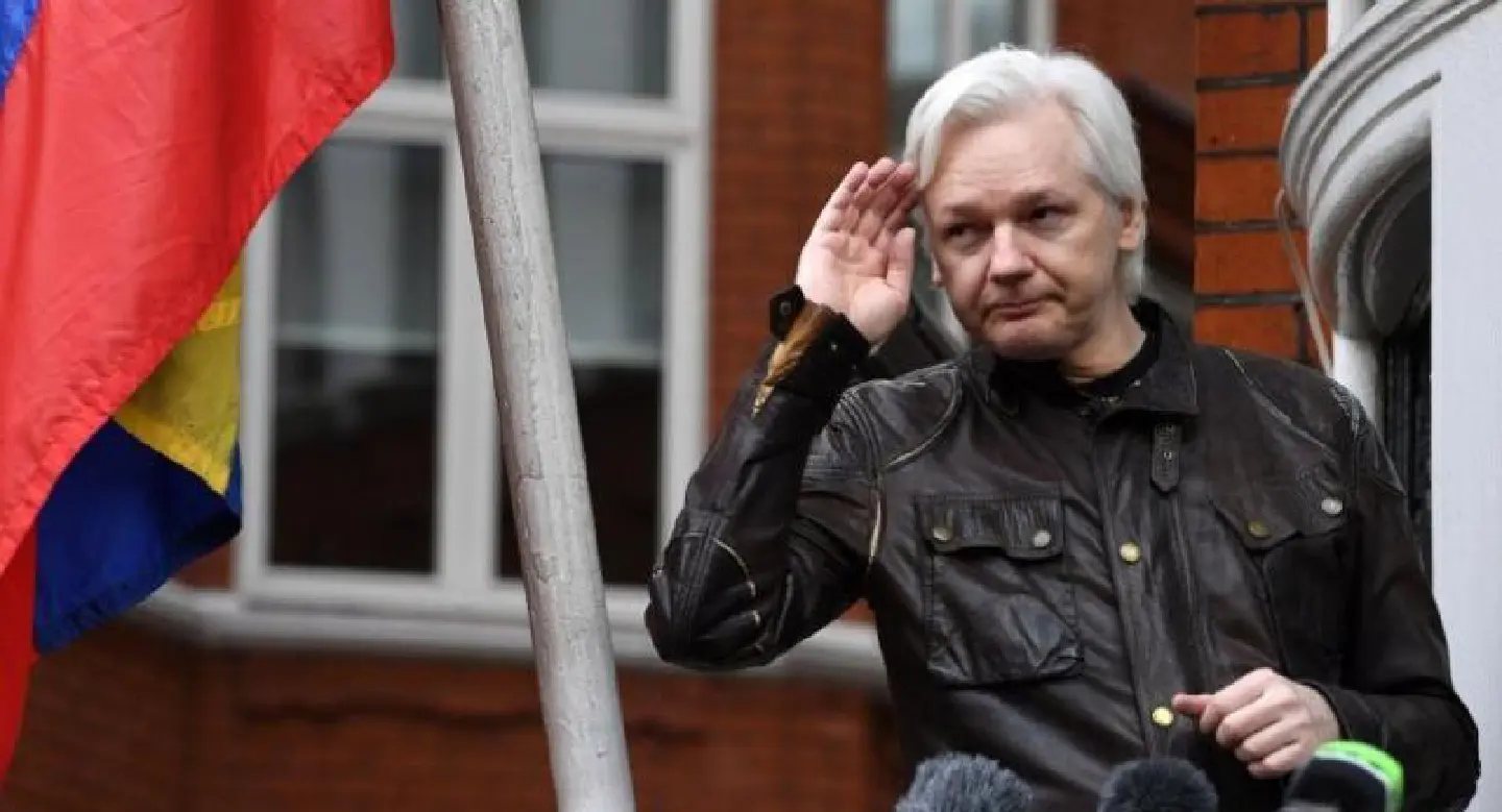 Urgnet : Assange arrested in London after Ecuador withdraws asylum Urgnet : Assange arrested in London after Ecuador withdraws asylum