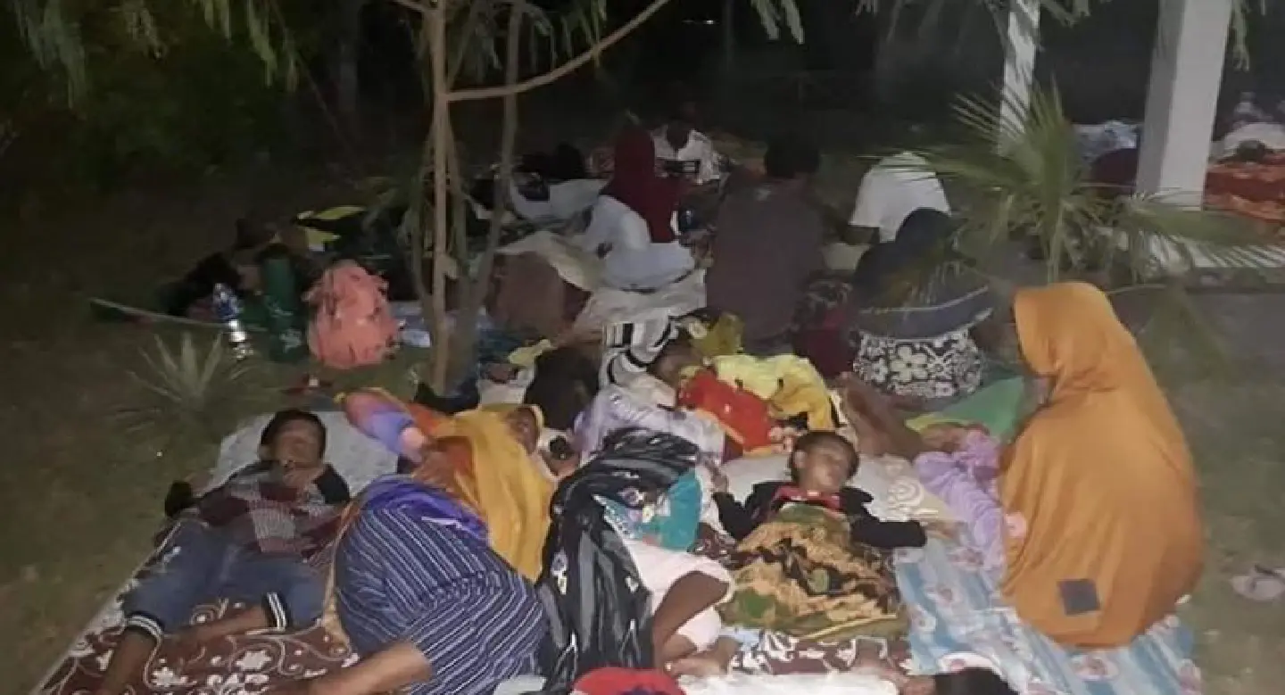 Quake-hit Indonesians refuse to leave high ground: official
