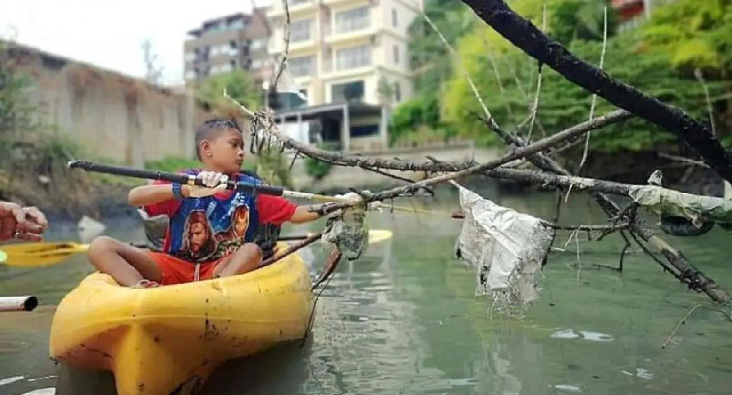 Young Patong hero rewarded for collecting garbage from filthy canal Young Patong hero rewarded for collecting garbage from filthy canal