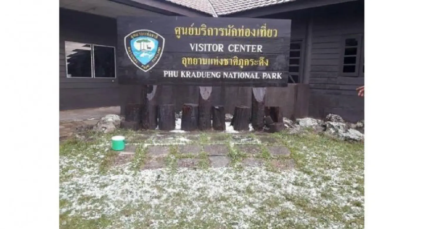 Incoming! Tourists hunker down as hailstorm hits Loei mountaintop Incoming! Tourists hunker down as hailstorm hits Loei mountaintop