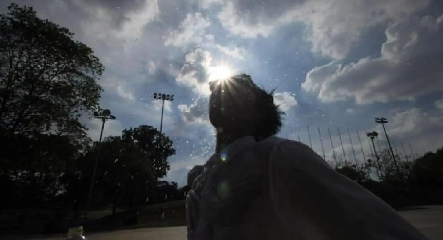 Bangkok boils as mercury soars in 35 provinces Bangkok boils as mercury soars in 35 provinces