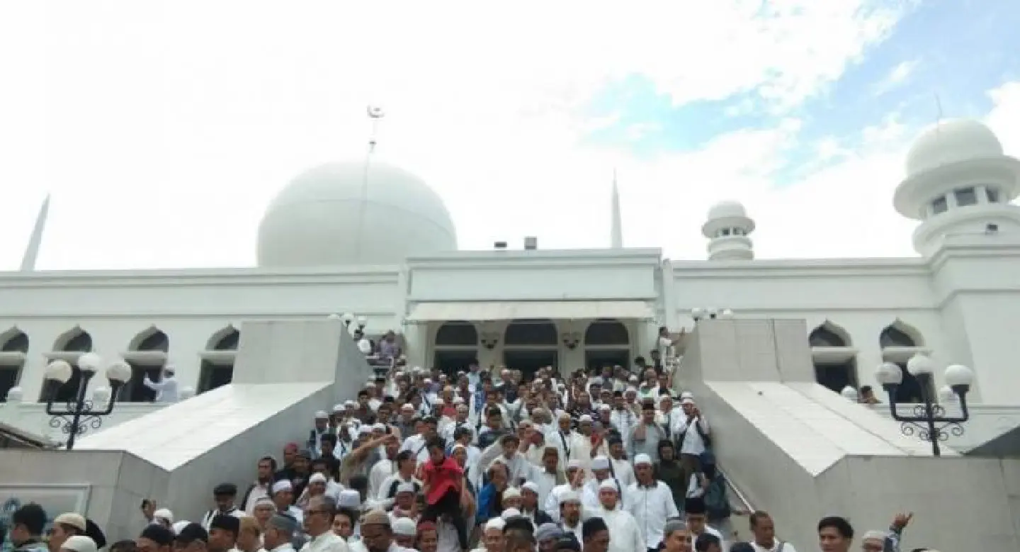 Prabowo holds mass prayers in celebration of claimed victory Prabowo holds mass prayers in celebration of claimed victory