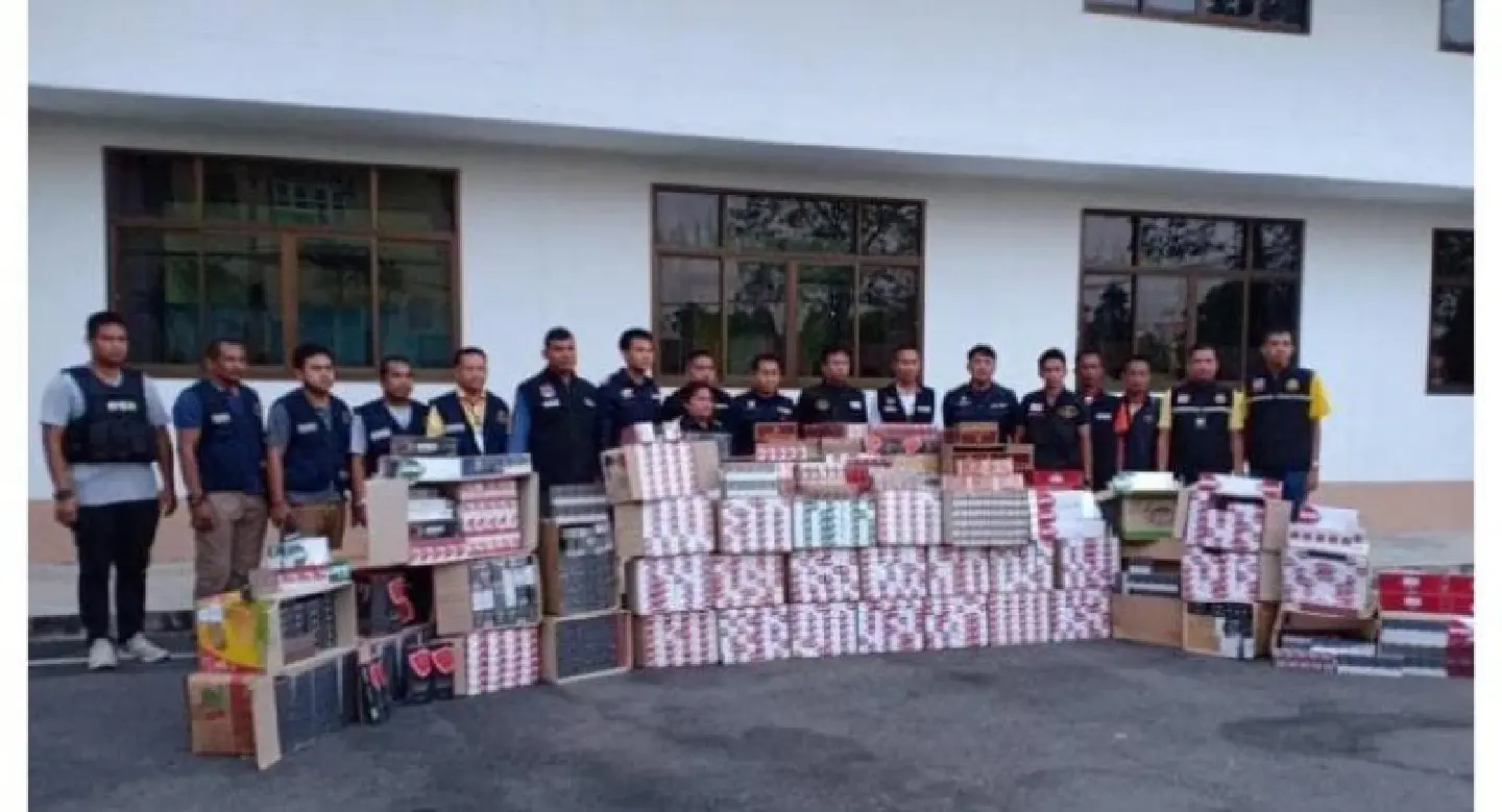 Pattani man arrested with huge haul of smuggled cigarettes Pattani man arrested with huge haul of smuggled cigarettes