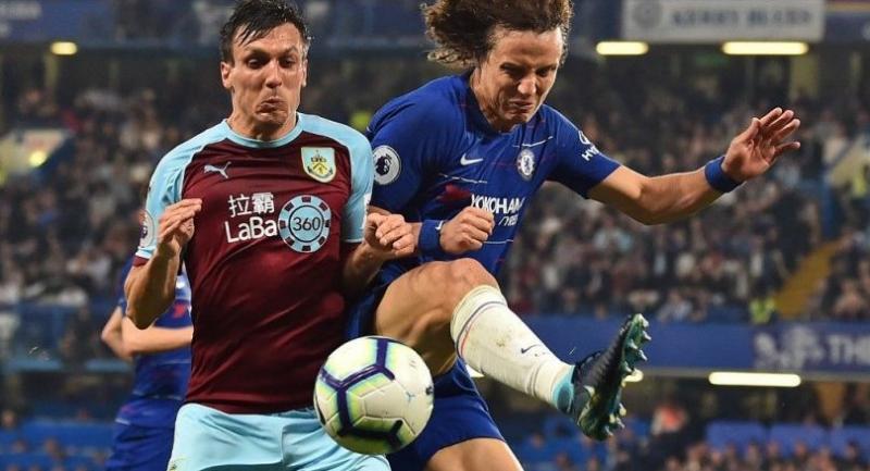 Burnley's English midfielder Jack Cork (L) vies with Chelsea's Brazilian defender David Luiz (R). / AFP