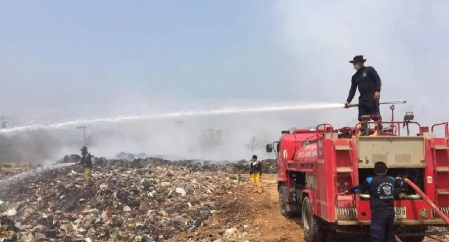 Fire-fighters enter third day of battle at Chiang Rai dump Fire-fighters enter third day of battle at Chiang Rai dump