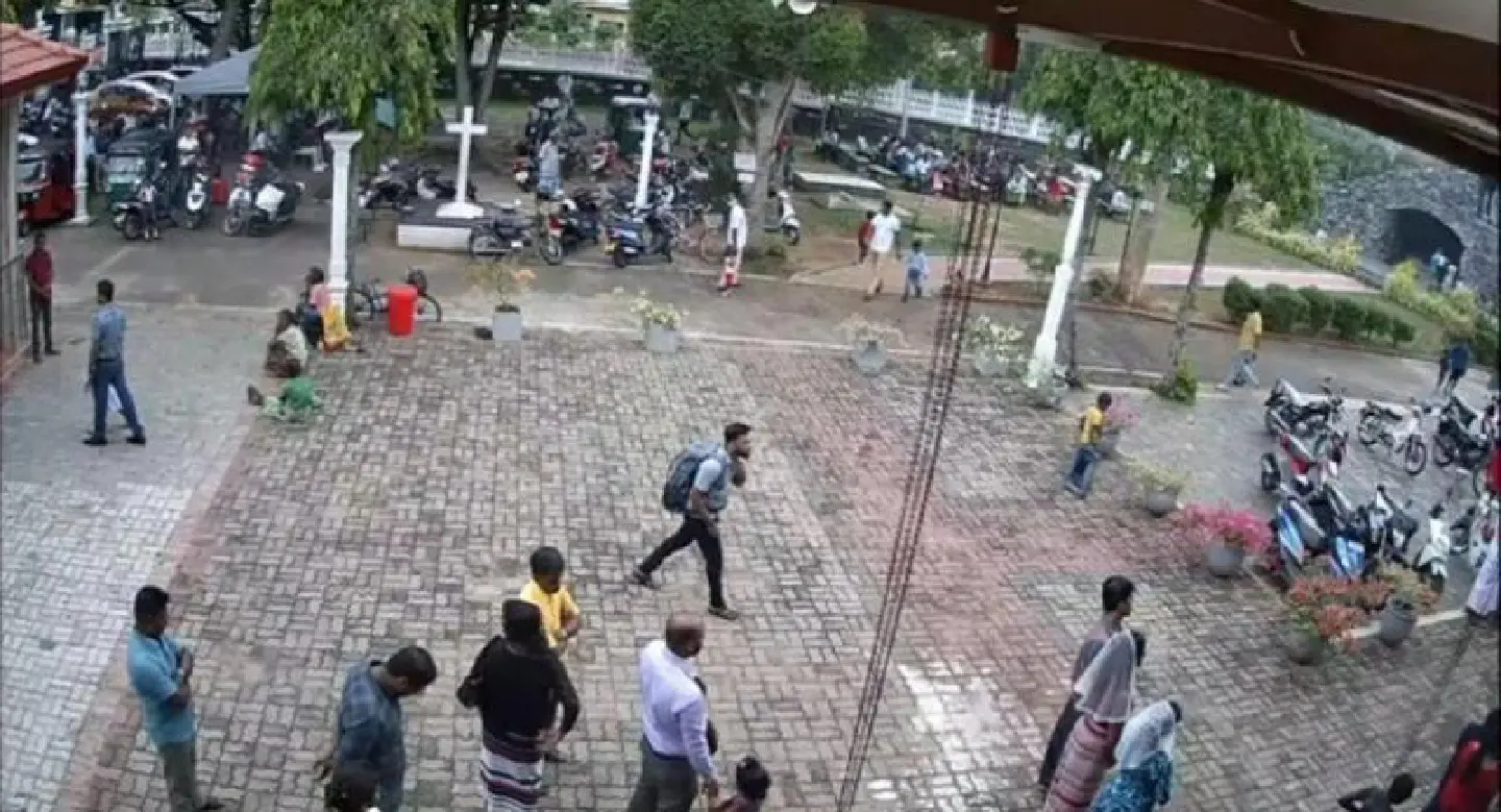  CCTV shows bomber calmly entering Sri Lanka church
