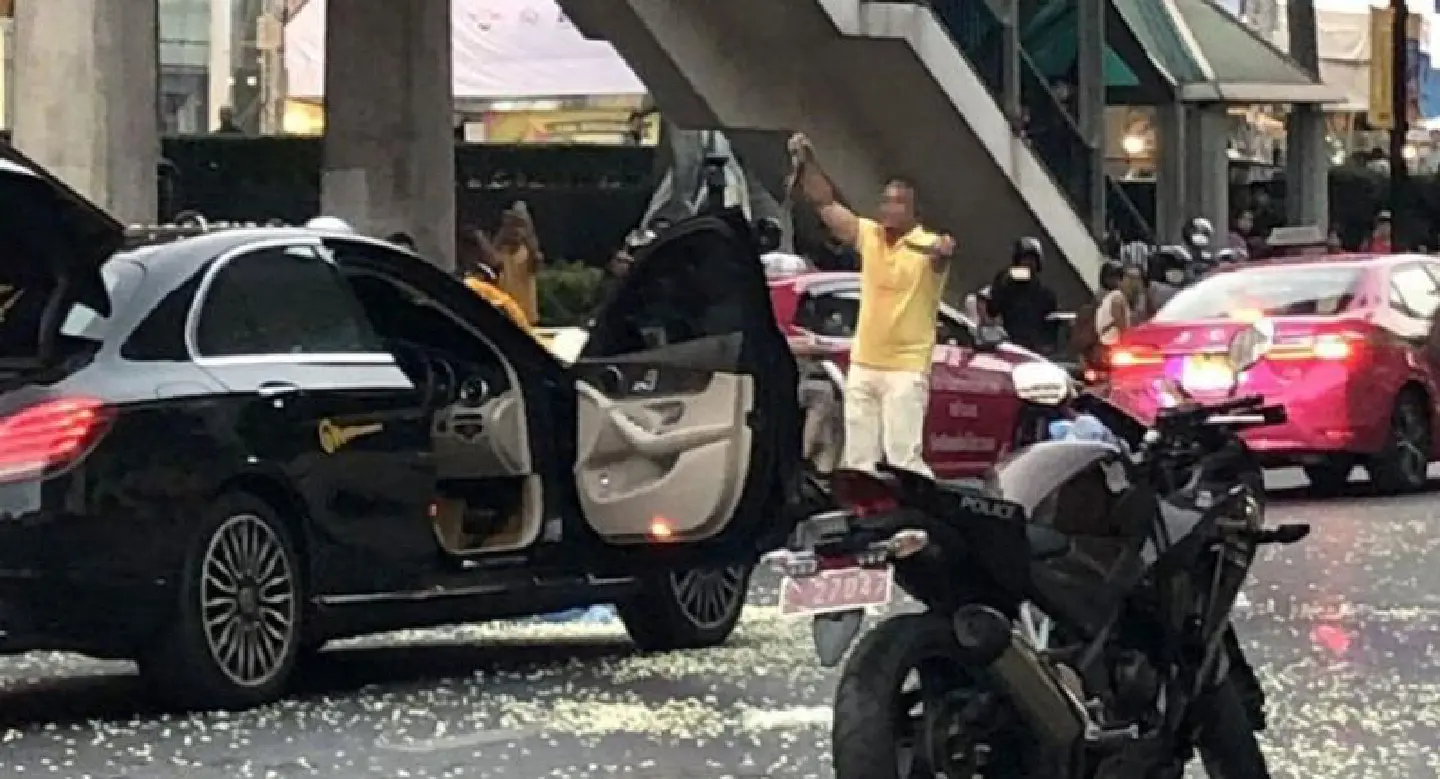 Man unleashes snakes at Ratchaprasong intersection Man unleashes snakes at Ratchaprasong intersection