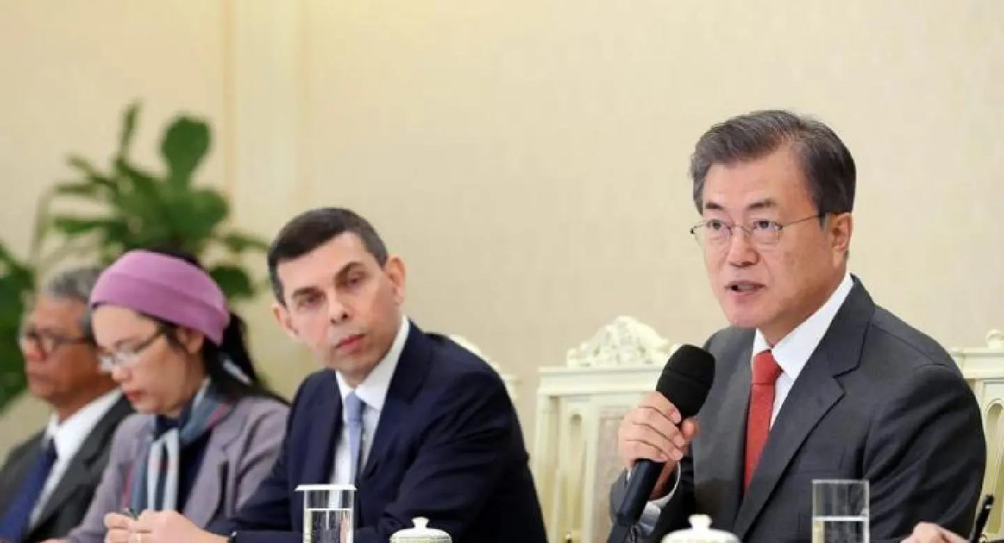 Moon vows to push US-N Korea talks, open to inviting Kim to Asean-S Korea summit Moon vows to push US-N Korea talks, open to inviting Kim to Asean-S Korea summit