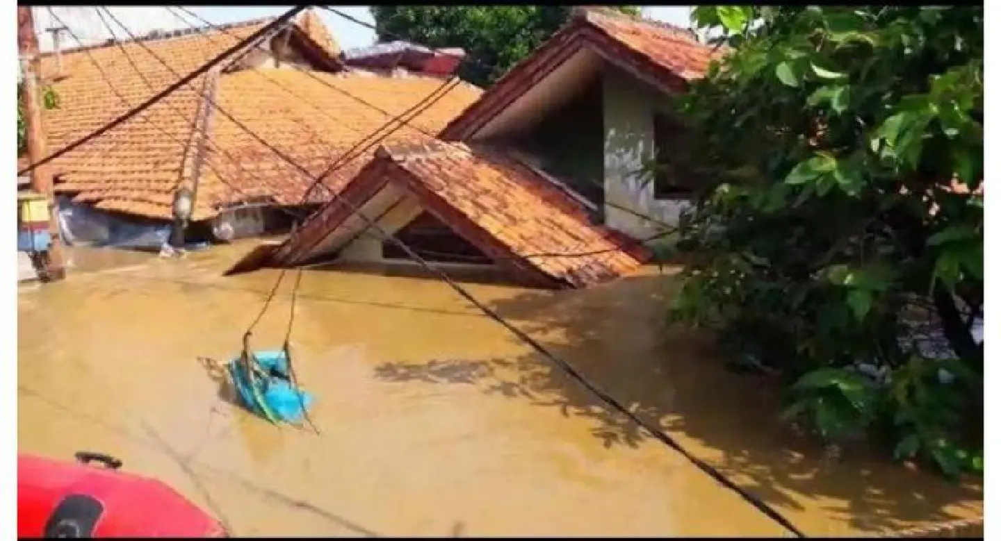 Thousands flee as floods hit Jakarta, Depok, Tangerang Thousands flee as floods hit Jakarta, Depok, Tangerang