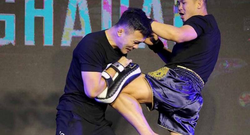 Nong-O Gaiyanghadao, right, trains with Singtongnoi Por Telakun