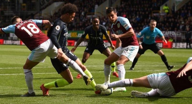 Manchester City's German midfielder Leroy Sane (2L) is surrounded by Burnley's English defender James Tarkowski *(R), Burnley's English midfielder Jack Cork (C) and Burnley's English midfielder Ashley Westwood (L). / AFP