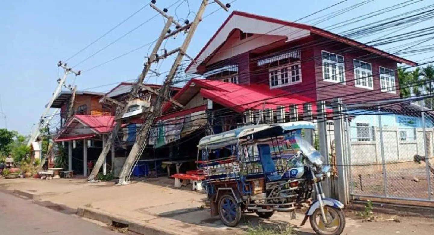 Houses damaged, power poles downed by storm in Sakon Nakhon Houses damaged, power poles downed by storm in Sakon Nakhon