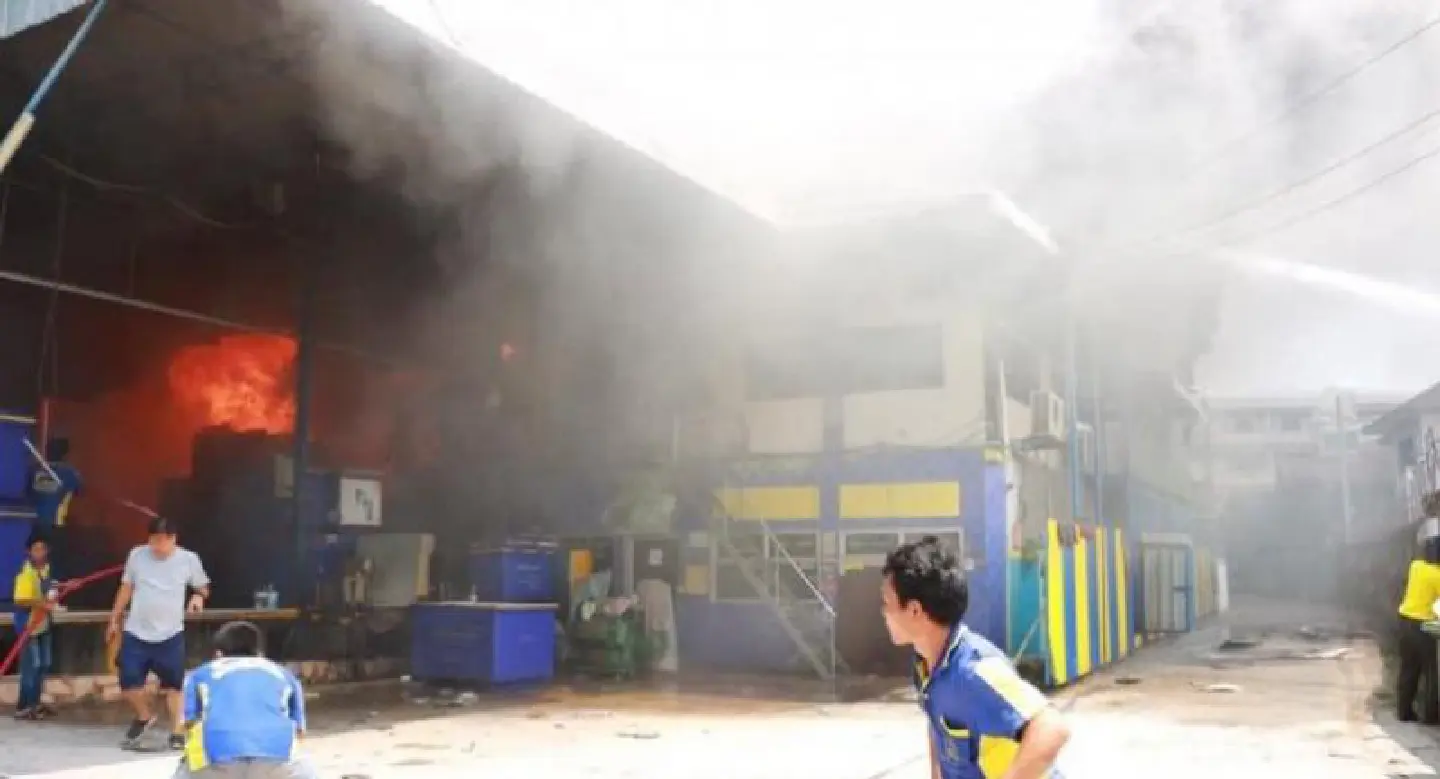 Fire damages ice factory in Phitsanulok Fire damages ice factory in Phitsanulok