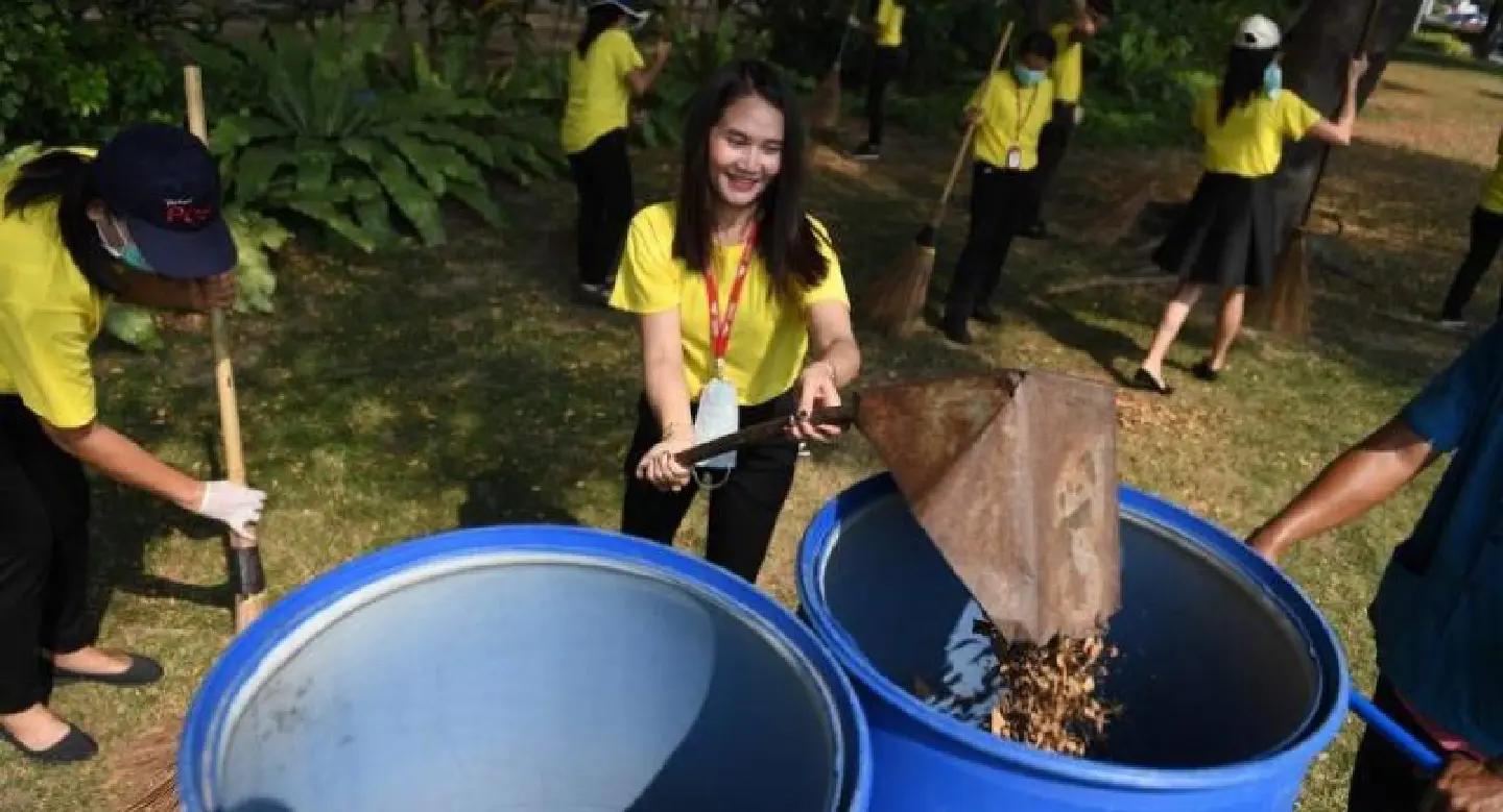 Royalist volunteers toil overtime for Thai King's coronation Royalist volunteers toil overtime for Thai King's coronation