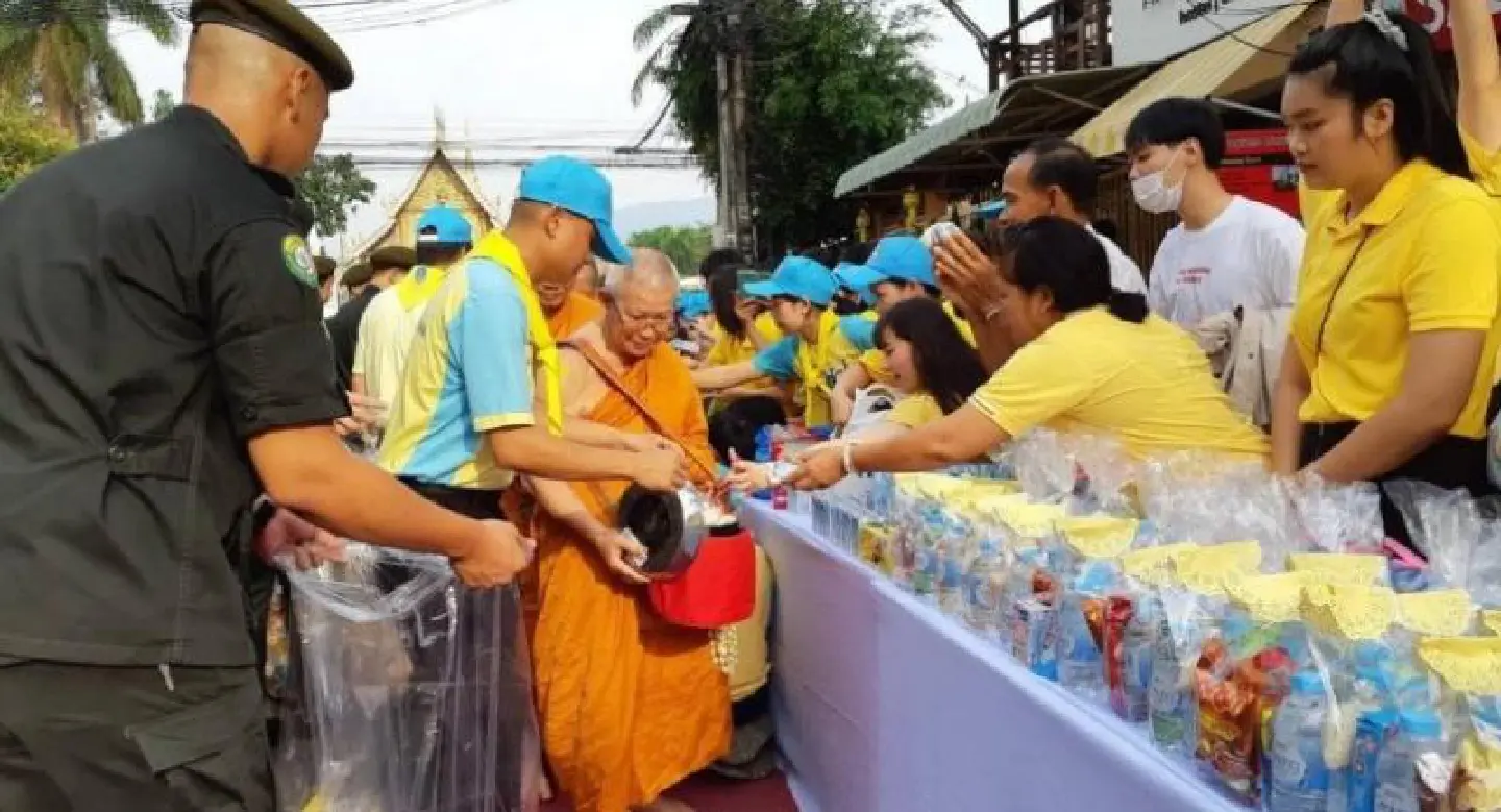 Yellow-clad Chiang Mai people give alms to 99 monks to mark royal coronation Yellow-clad Chiang Mai people give alms to 99 monks to mark royal coronation