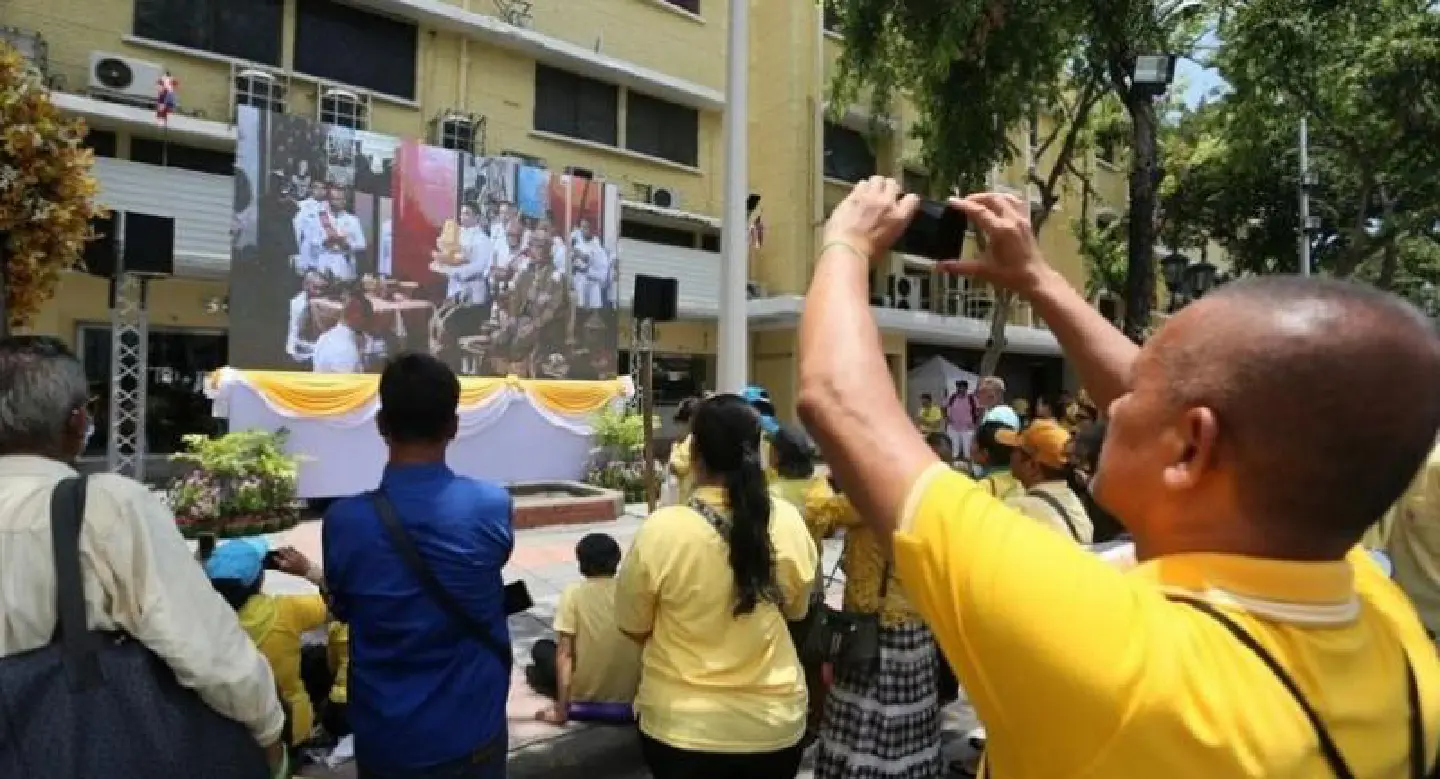 People brave the heat to watch broadcast of Royal Coronation People brave the heat to watch broadcast of Royal Coronation