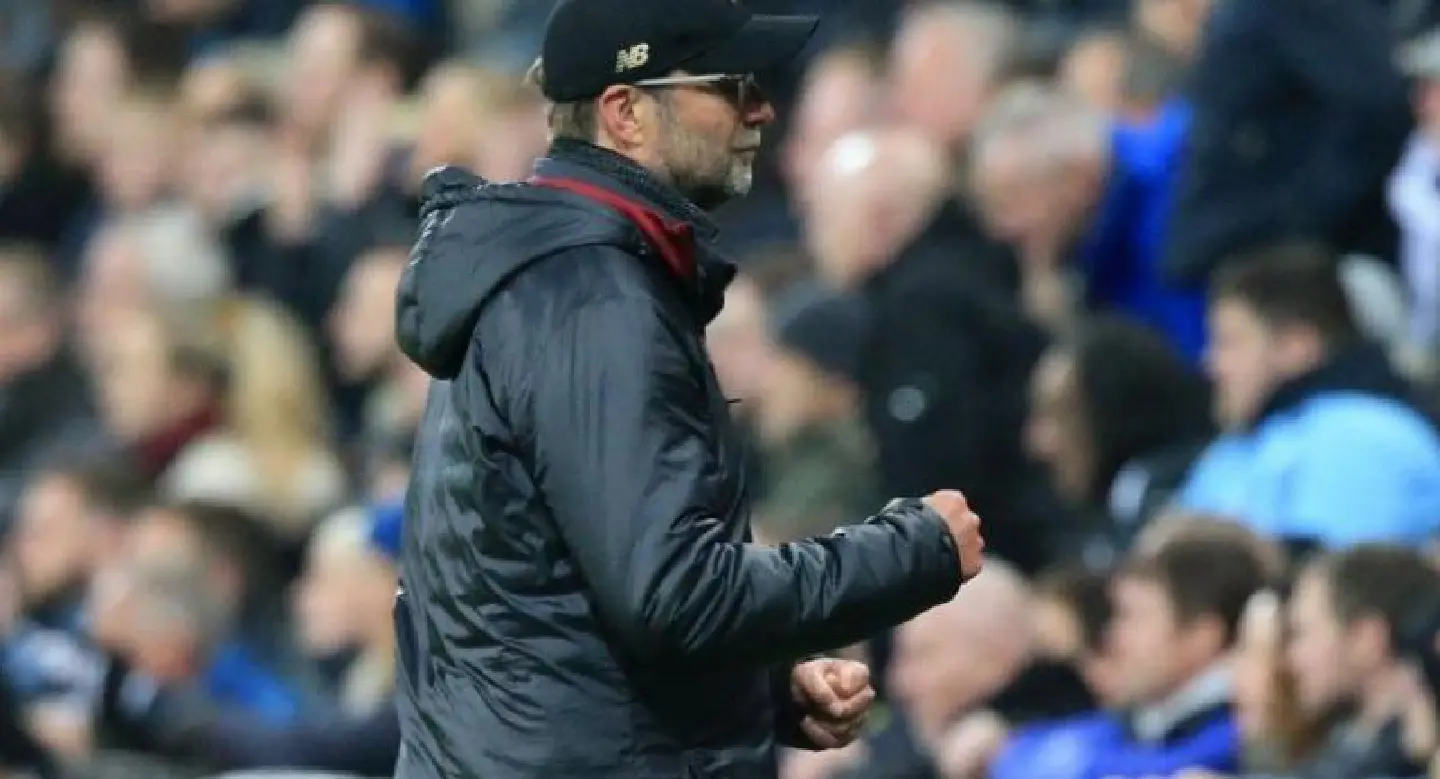 Liverpool strike late to go top, nine-man Spurs beaten at Bournemouth