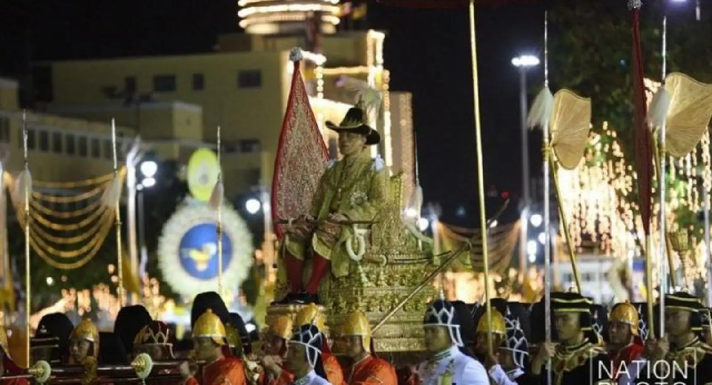King’s post-coronation procession continues into the night King’s post-coronation procession continues into the night