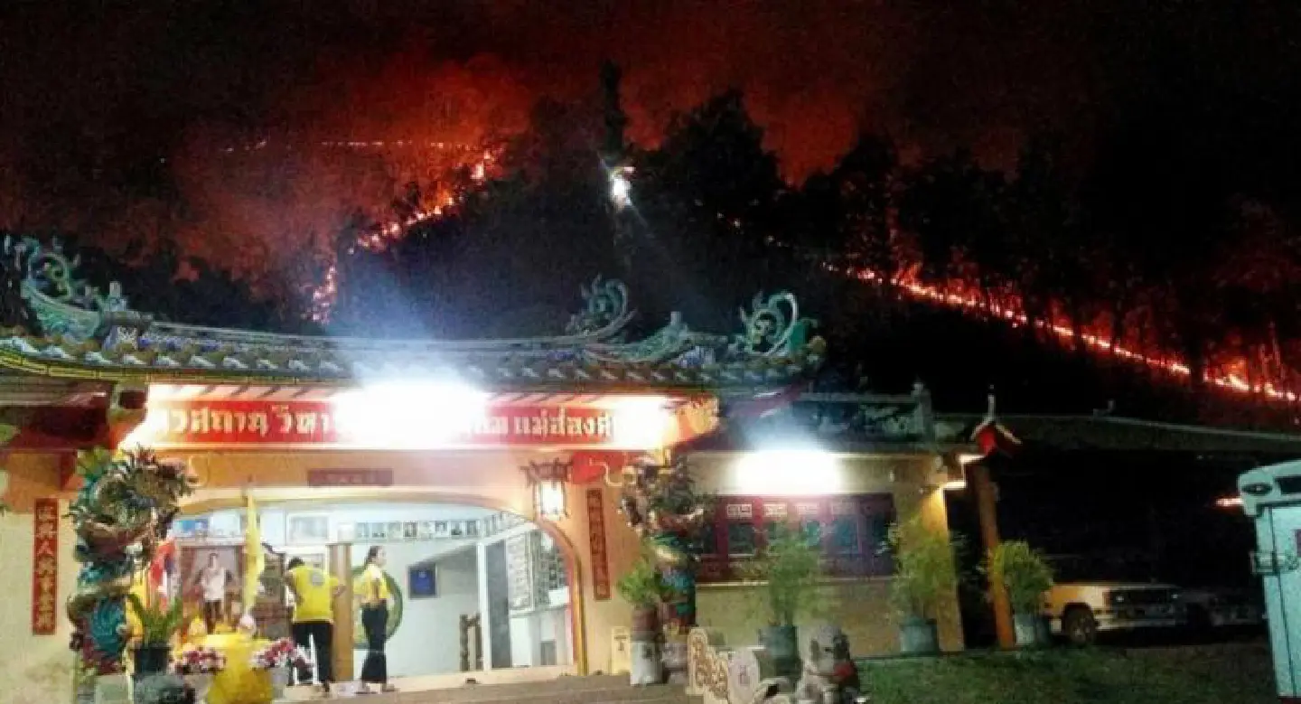 Forest fire just fails to reach revered Guan Yin shrine in Mae Hong Son Forest fire just fails to reach revered Guan Yin shrine in Mae Hong Son