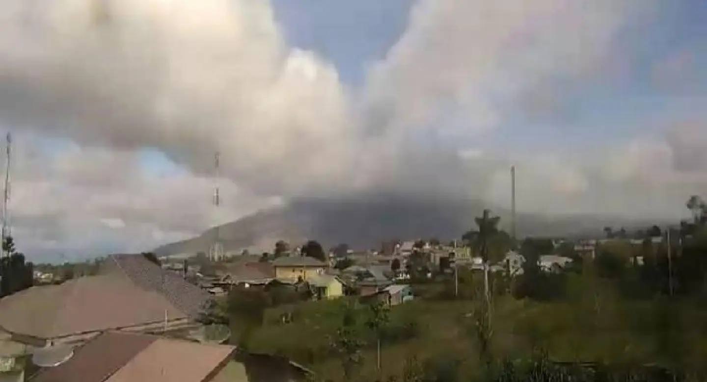 Indonesia's Mt. Sinabung shoots column of smoke and ash into sky