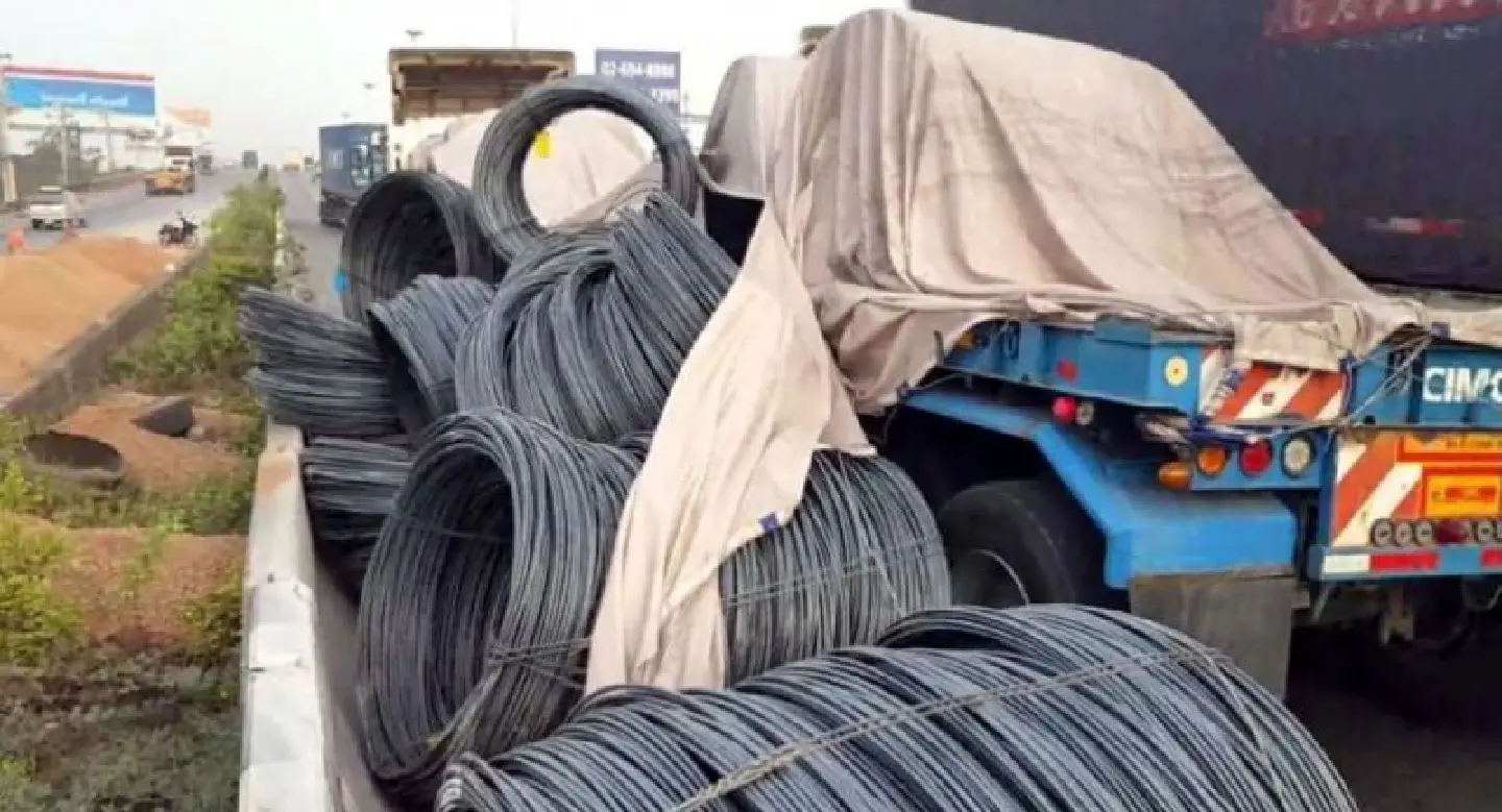 Traffic congested as 22 tonnes of steel bars spill from truck on to Rama II road