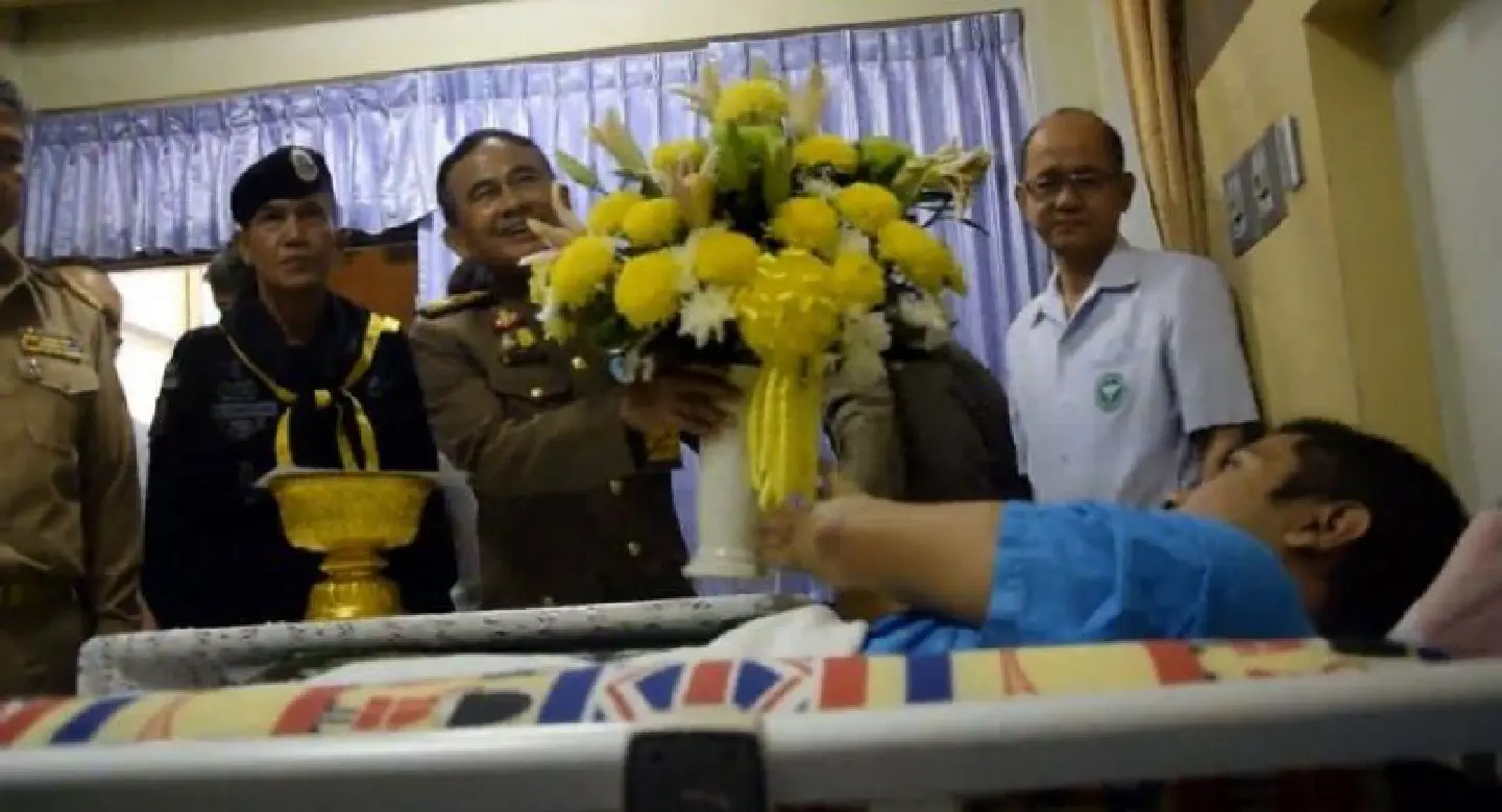 His Majesty sends gift baskets to injured rangers, necessities to rest in Narathiwat His Majesty sends gift baskets to injured rangers, necessities to rest in Narathiwat