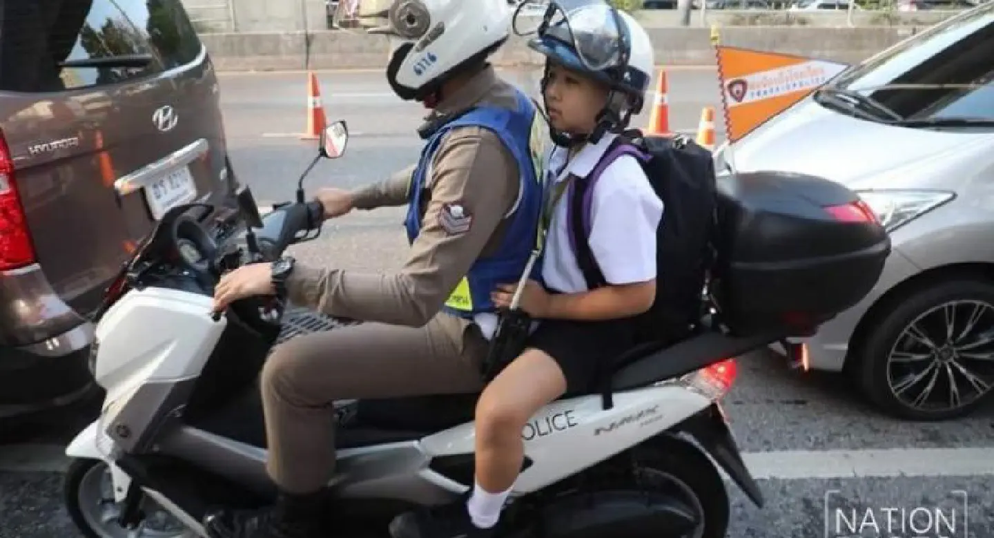 Traffic-busters: Bangkok cops offer kids free rides to school Traffic-busters: Bangkok cops offer kids free rides to school