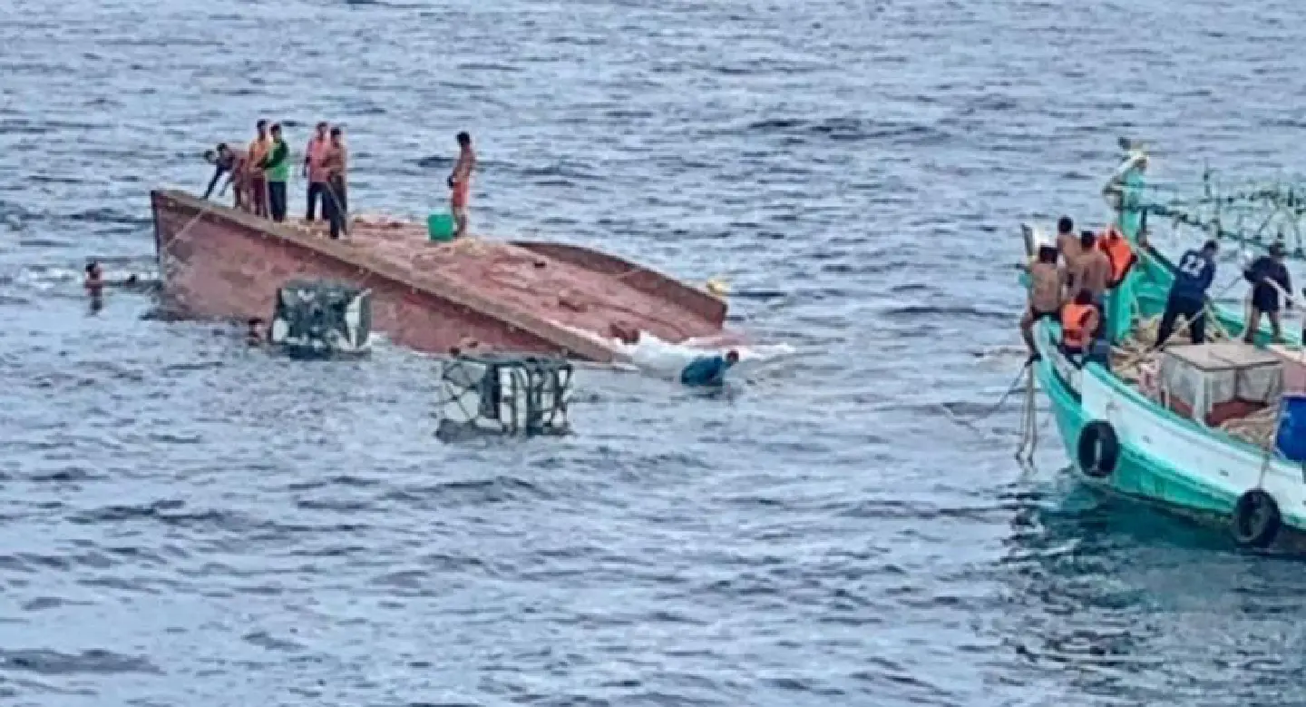 Storm capsizes fishing trawler off Phang Nga Storm capsizes fishing trawler off Phang Nga