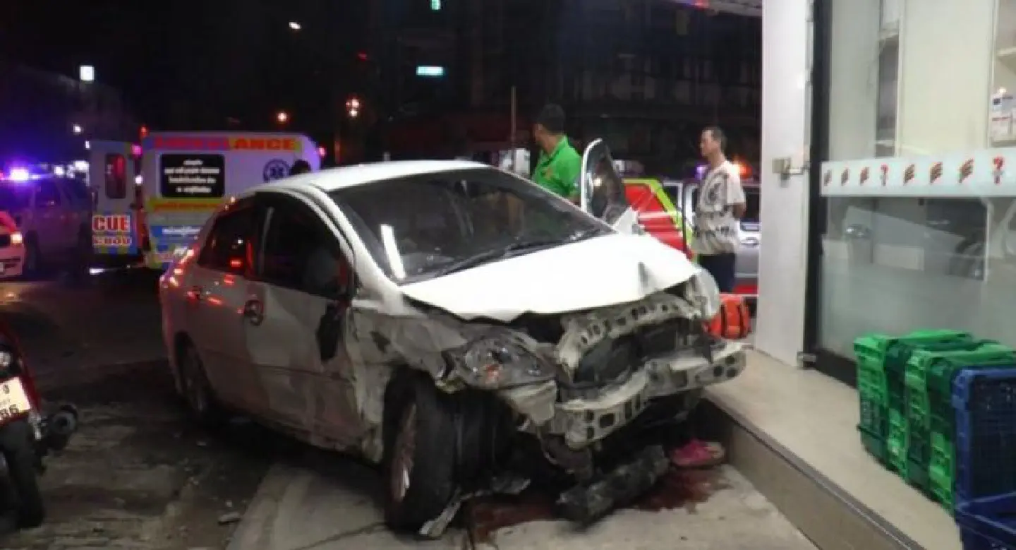 Three injured as sedans collide in Rayong Three injured as sedans collide in Rayong