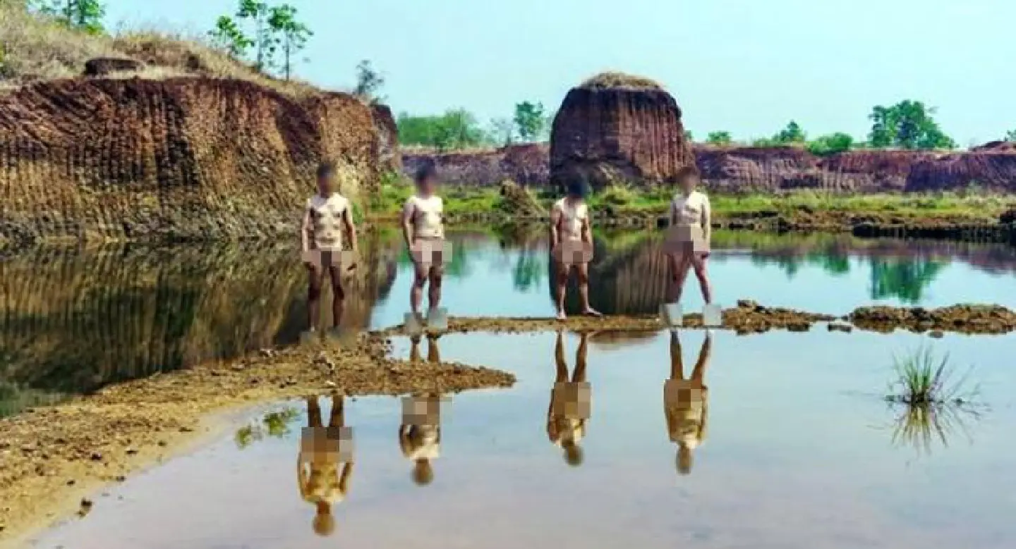 Tourist police hunt for group of men posing in the buff Tourist police hunt for group of men posing in the buff