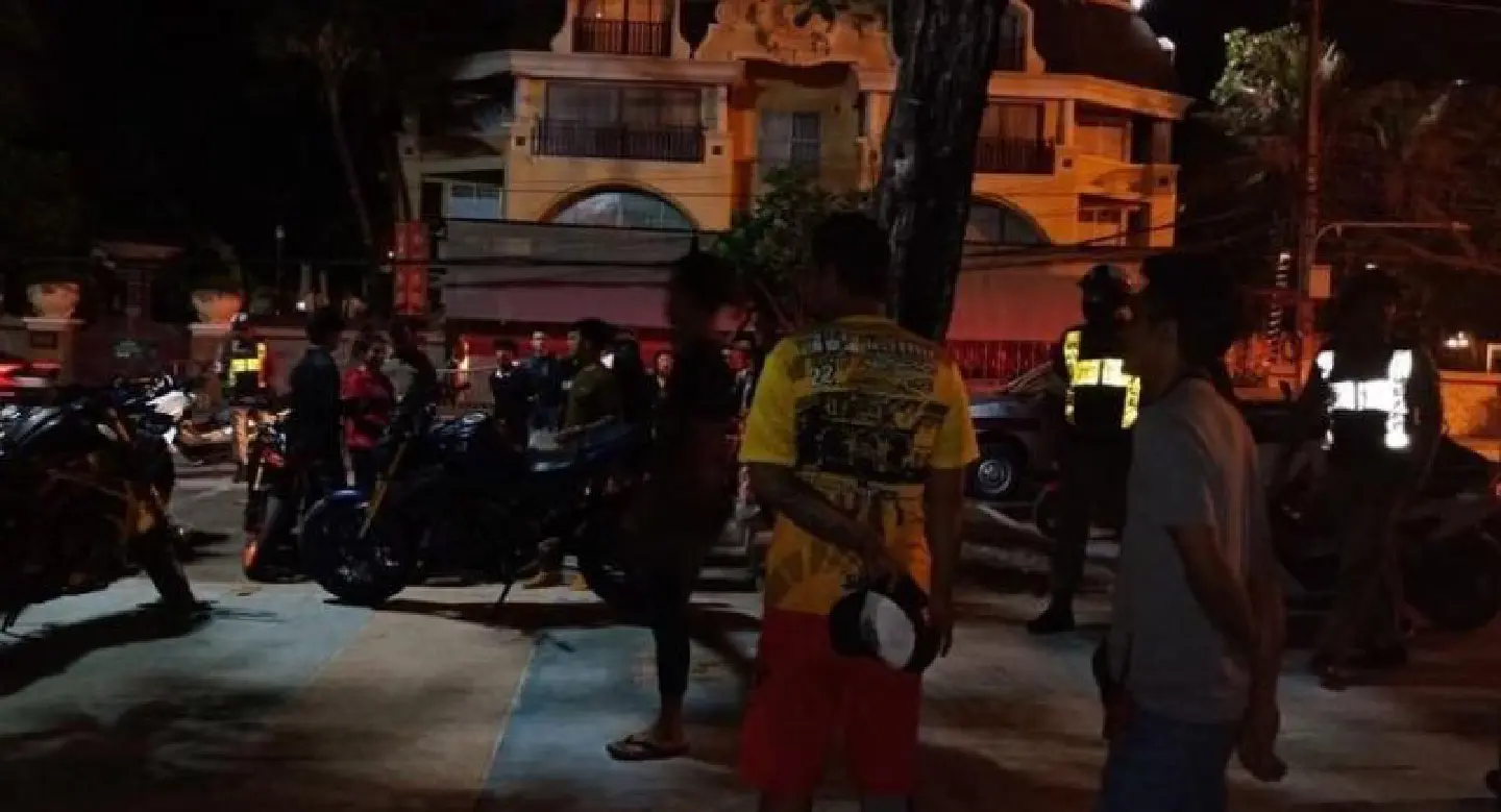 100 Myanmar teenagers with knives gather near Patong beach