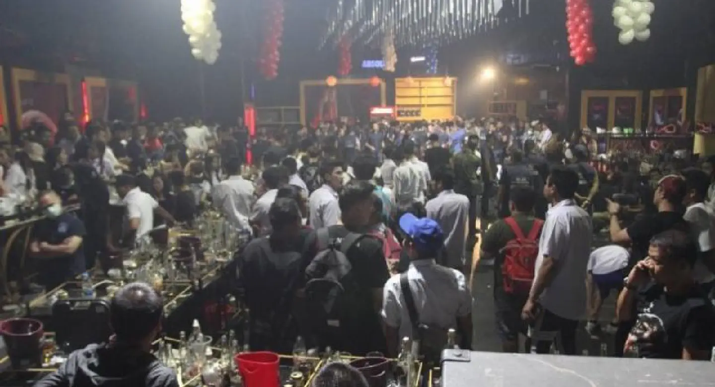 School’s out! 120 Bangkok party-goers arrested in drugs raid on pub School’s out! 120 Bangkok party-goers arrested in drugs raid on pub