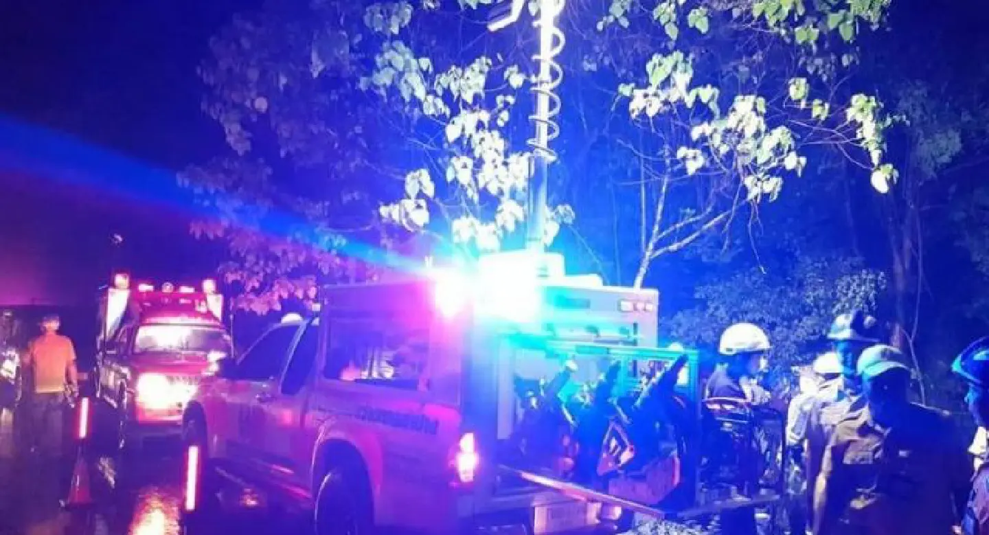 17 injured when bus plunges off mountain road in Phrae 17 injured when bus plunges off mountain road in Phrae